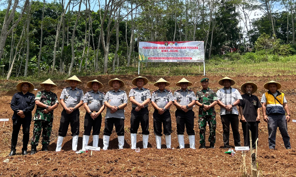 Wujudkan Ketahanan Pangan Nasional, Lapas Banjar Bekerja Sama dengan Pemerintah Kota Banjar Buka Lahan Pertanian dan Tanam Perdana Benih Jagung